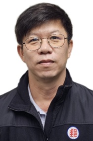 許員工作勤奮且極具愛心，投遞途中遇弱勢住戶及獨居長者皆主動慰問關懷，落實回報稽查機制，充分傳遞郵政溫馨形象，其對地方鄰里的守護熱忱，深獲基層主管與民眾好評。 