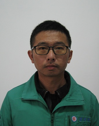 入局12年擔任外勤投遞工作期間，任勞任怨完成各項投遞任務，深獲長官好評，亦有許多民眾讚揚服務親切，適時等候老人家簽收掛號，發揚郵政精神。
