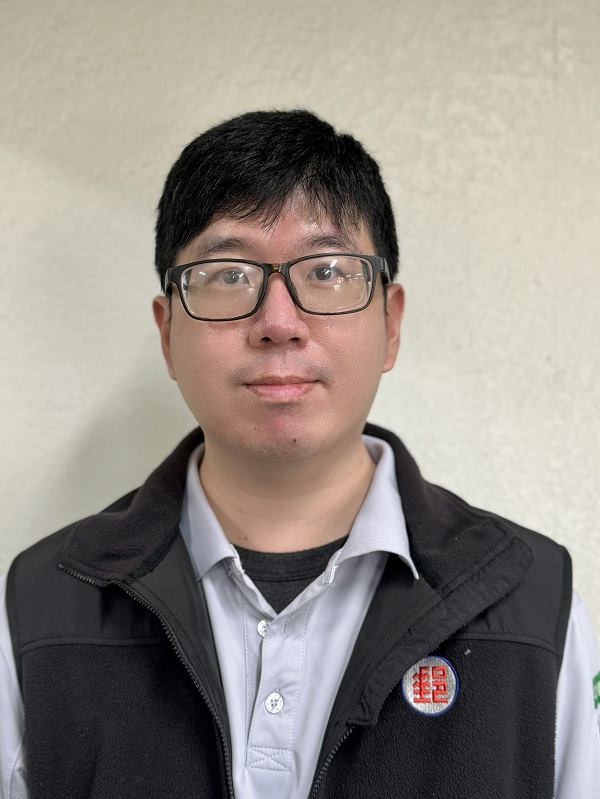 平日投遞工作認真、服務態度親切，工作上總是準確無誤的投遞郵件，遇客戶詢問相關郵務事項，均能熱心協助解決與詳細說明，服務態度良好。