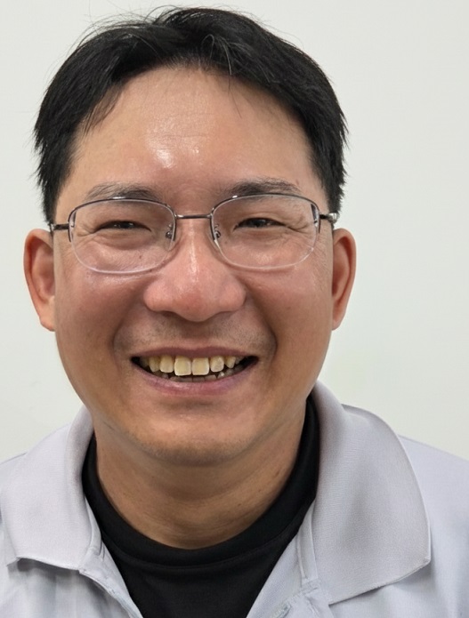 林員時常主動整理空籃框、協助郵件分揀，是一位非常熱心的員工，在單位內更是一位談笑風生的開心果。