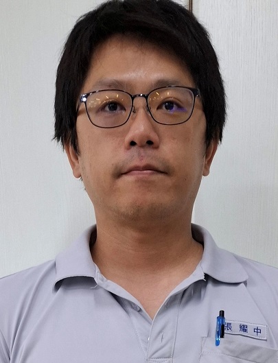 在外投遞，適時等待公眾下樓領取掛號郵件，以提高郵件妥投率，另與公眾互動，態度親切有禮，屢獲公眾來函讚揚。