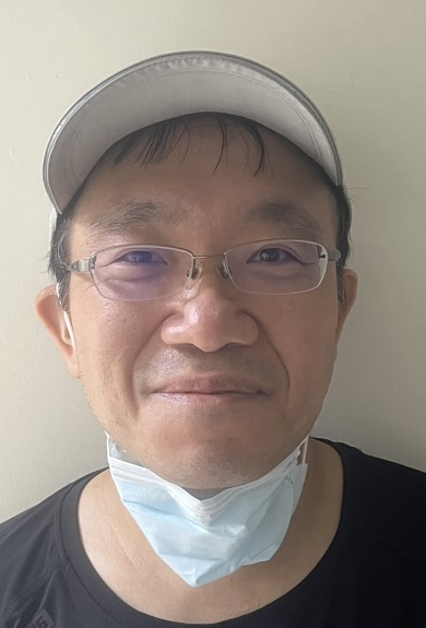 在外投遞，適時等待公眾下樓領取掛號郵件，以提高郵件妥投率，另與公眾互動，態度親切有禮，屢獲公眾來函讚揚。
