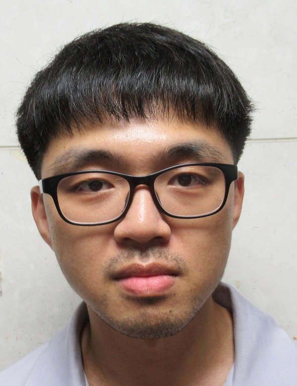 擔任包裹投遞工作，工作態度積極，待人溫和有禮，平日投遞包裹均能妥善達成任務。對待客戶亦是笑臉迎人，投遞時有禮貌，郵務稽查查核其投遞情形時，用郵公眾對其服務品質及態度給予稱讚。