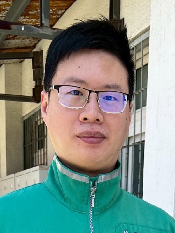 平日工作表現認真盡責，服務態度親切，常獲得客戶來電或於測驗函讚揚服務品質，提升郵局待客如親形象。