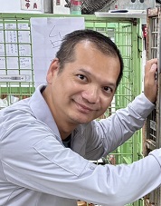 張員工作態度認真且經常主動協助同仁，平時工作配合度佳，學習能力強，有大車駕駛資格，除運輸上收段工作外亦可勝任內外勤多項職務，利於股裡人力調度，堪為同仁表率。