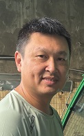 林員進局服務於混投段、快包段，亦積極參與假日快捷班輪值；投遞工作認真負責，服務態度親切，常獲公眾來電及感謝，展現出眾的專業能力和卓越的工作績效。