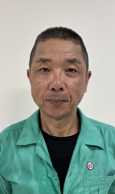 在工作上，有專業的知識能力，遇問題能即時處理或向上級反映，於投遞時對客戶服務熱情細心，讓客戶很滿意，也經常獲客戶讚揚，實為同仁的表率。