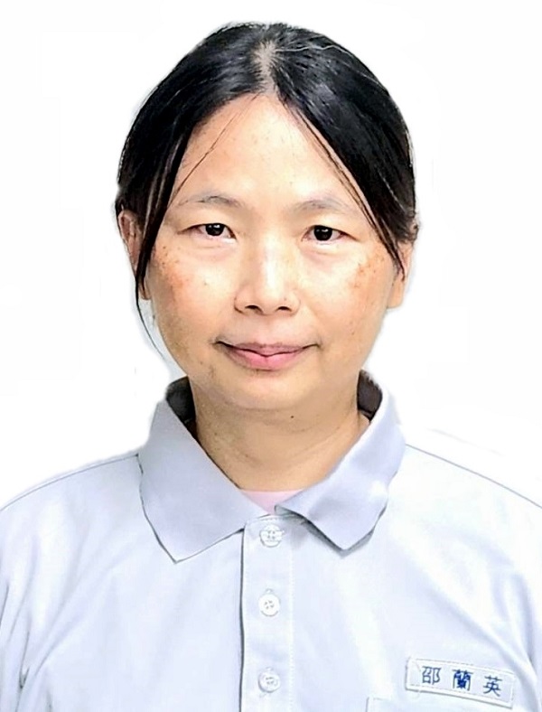 卲員工作勤奮且極具愛心，投遞途中遇弱勢住戶及獨居長者，皆能主動慰問關懷，並落實回報稽查機制，充分傳遞郵政溫馨形象，深獲基層主管與民眾好評。 