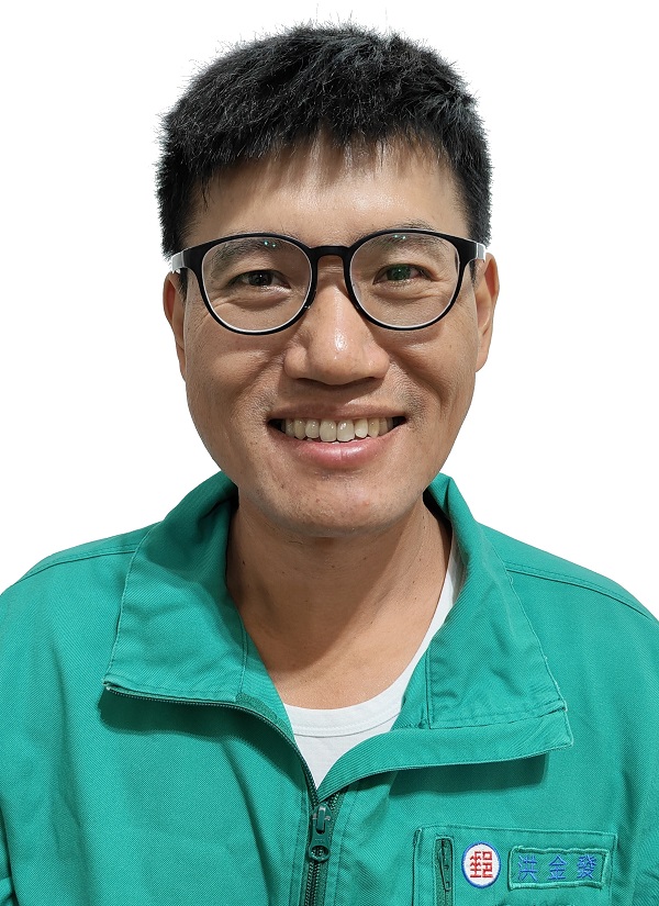 洪員秉持服務初衷，深耕地方。投遞包裹時，若遇民眾平日不便在家簽收，均貼心主動電話聯繫，協助安排轉投i郵箱，讓民眾不受限於郵局營業時間，靈活取件免排隊，有效提升服務滿意度。 