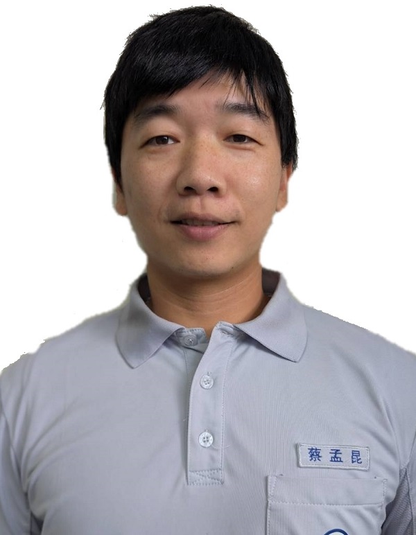 蔡員執勤時展現高度同理心，行經責任區遇年長長輩，均能主動減速讓行、親切問候；遇行動不便之民眾，更貼心下車雙手遞交郵件。應對進退得體大方，深獲轄區居民肯定與讚許。
