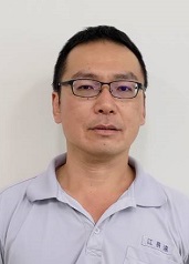 江員擔任混投段投遞人員，極具工作熱忱，工作表現認真盡責，未投出的掛號或包裹，常主動在投遞回程時再投一次，除了提高妥投率以外，使民眾更方便收到郵件，讓收件人感到中華郵政的服務品質優良。