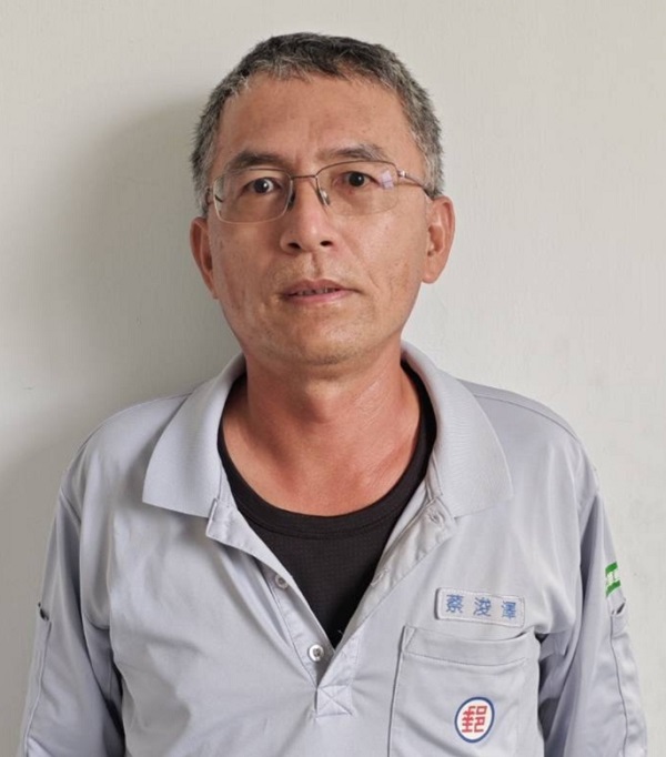入局服務25年，擔任投遞、上收、掛號台等各項任務，工作嫻熟、服務熱忱值得後進學習。