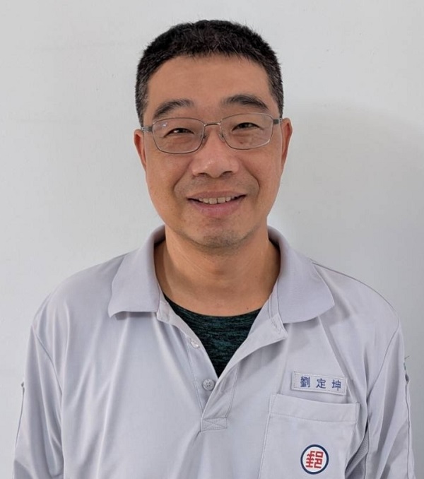 平日工作認真，服務態度親切有禮，與顧客互動良好，倍受鄰里稱讚。