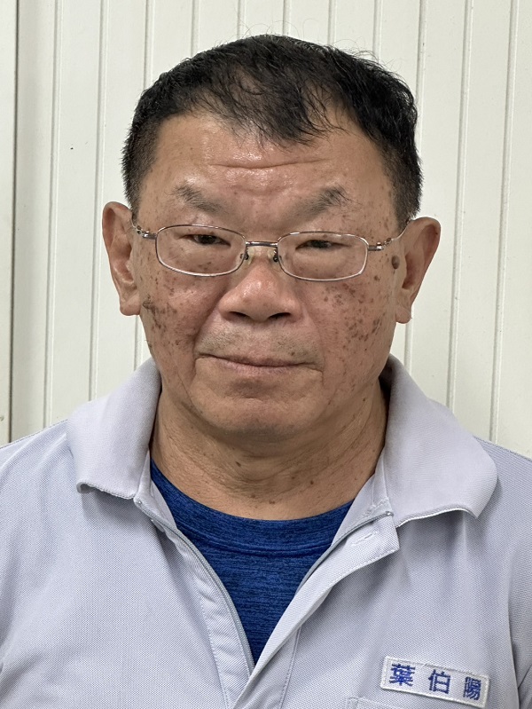 在郵務工作崗位上服務多年，始終秉持敬業負責、任勞任怨的精神，無論晴雨寒暑，皆堅守第一線，肩負郵件安全與時效的重任，將每一封郵件準確送達收件人手中，認真完成各項工作，深獲同仁及民眾肯定。