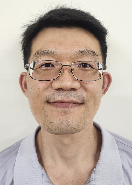 該員工作態度積極認真，具高度責任感及服務熱忱，長期秉持主動服務精神，深獲同仁及顧客肯定。
