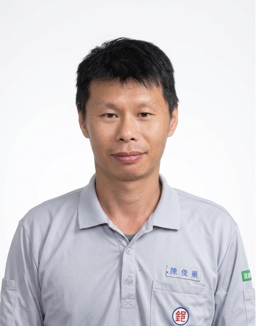 工作認真負責，與顧客互動良好，若遇地址欠詳之郵件，總能協助投遞至正確地址，屢獲民眾來電讚揚肯定，提升郵政之形象。