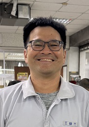 目前擔任外勤投遞工作，為人處事敬業樂群，工作認真負責盡職，待人誠懇樂於助人，個性隨和平易近人，均能確實完成每日投遞工作。
