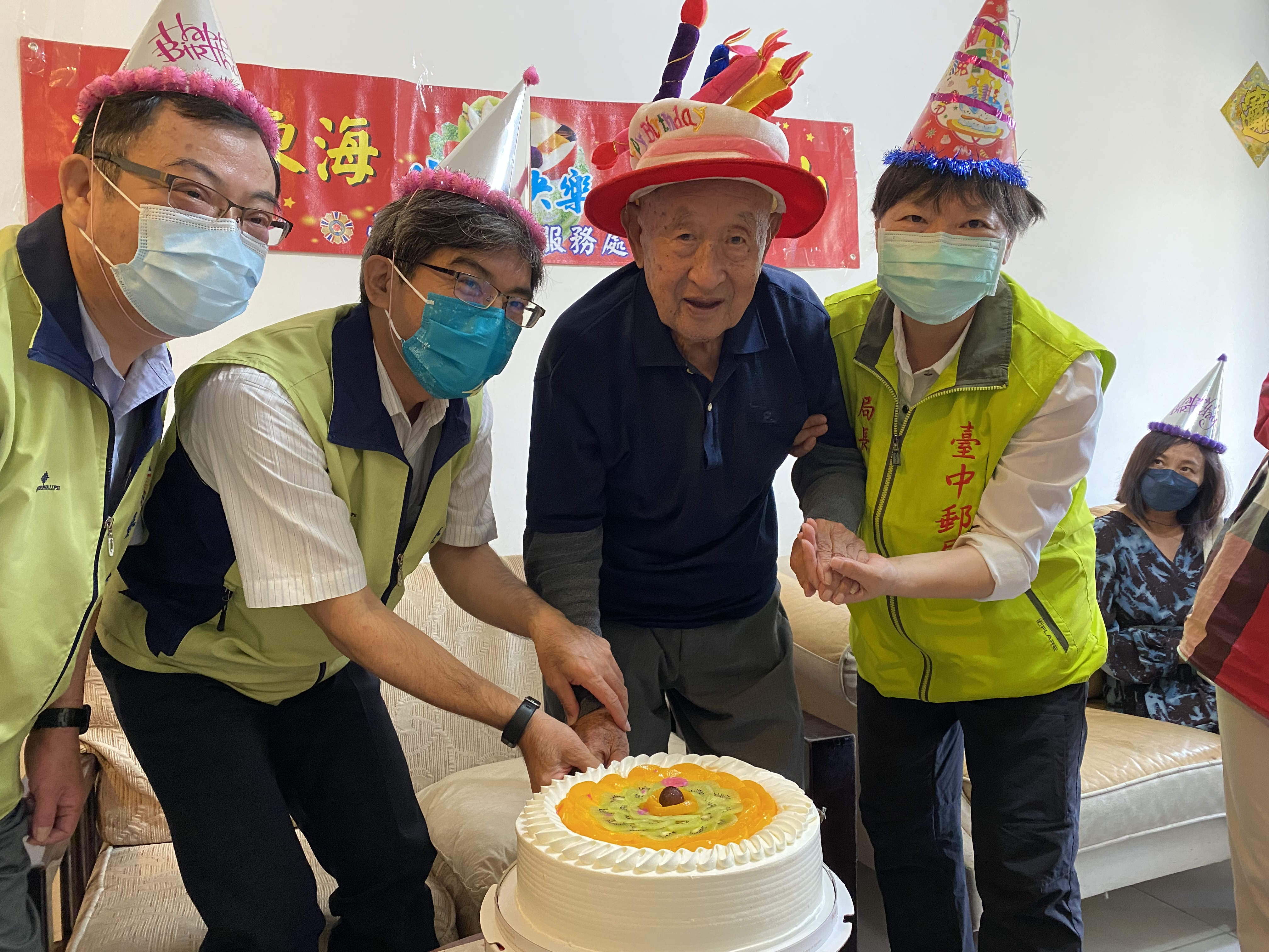 11月-臺中郵局偕榮民服務處慶祝百歲人瑞