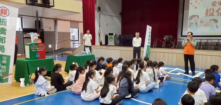 板橋郵局母親節傳情活動 學童手寫祝福寄親情(民眾新聞網115年5月7日)