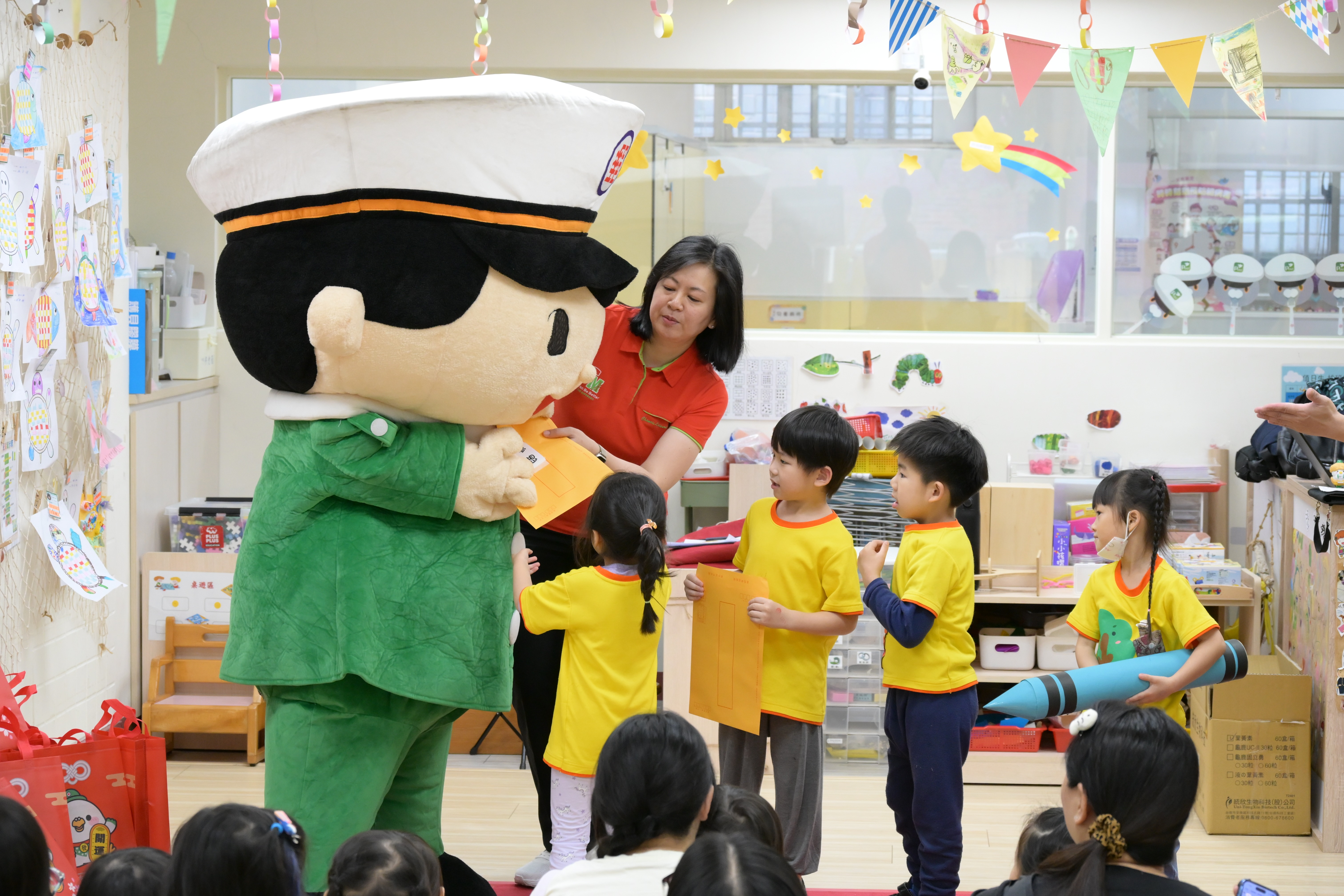 板橋郵局辦「郵愛童心」活動 融入防詐與智慧物流 伴學童歡慶兒童節(台灣新生報115年4月2日)