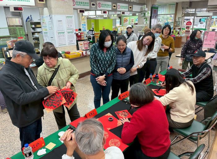 迎接嶄新一年 板橋郵局新春揮毫贈春聯(民眾新聞網115年1月30日)