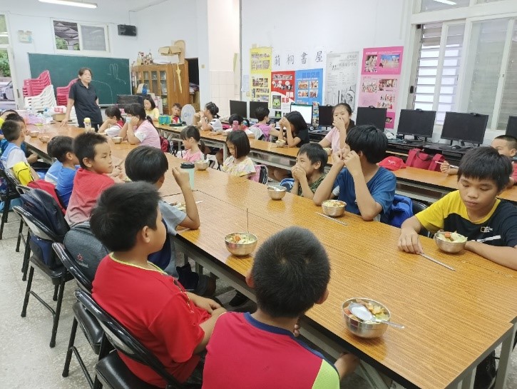 照片-理事長學童門用餐前跟學童們說話