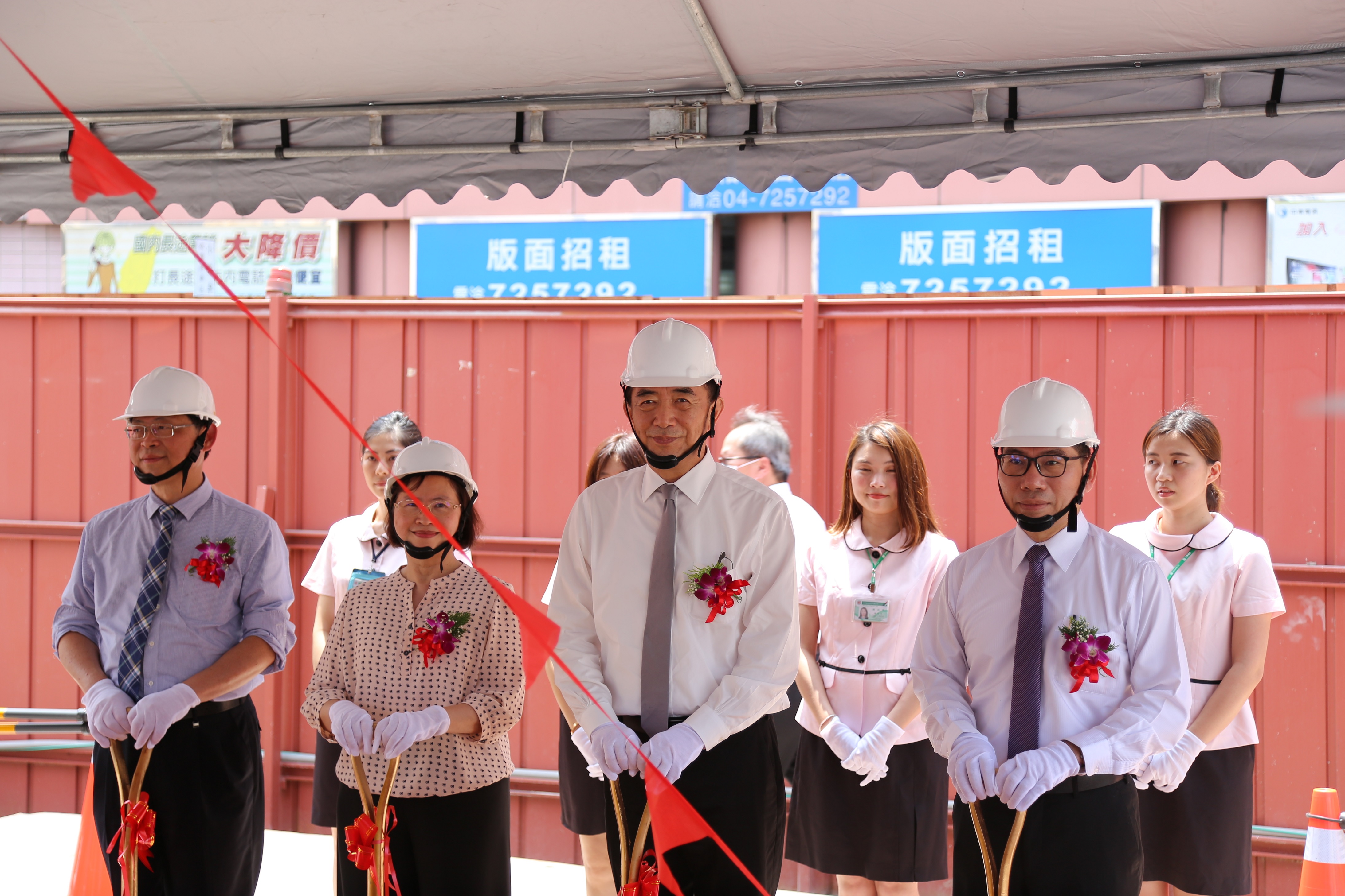 中華郵政公司董事長吳宏謀(右2)與多位貴賓共同起鏟，祈求工程順利圓滿