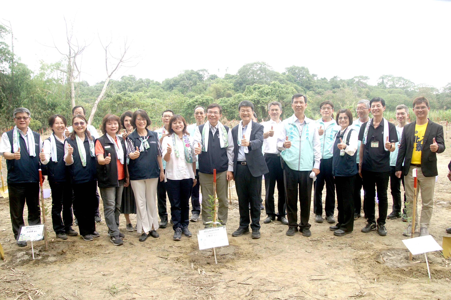 圖說五：「綠意郵遞ing-蜜源棲地共築行動」揭牌植樹典禮大合照
