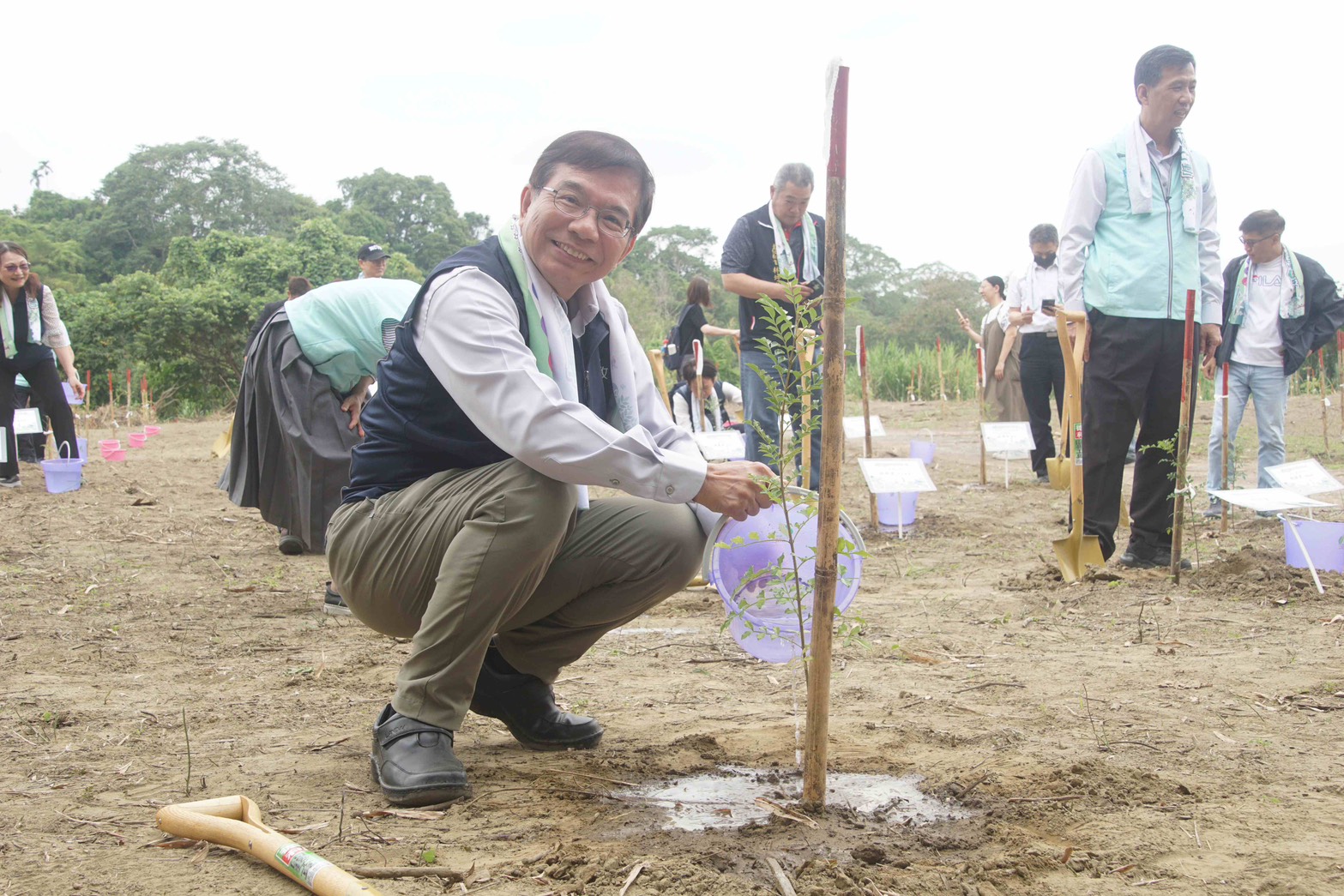 圖說四：中華郵政公司董事長王國材代表手植樹苗
