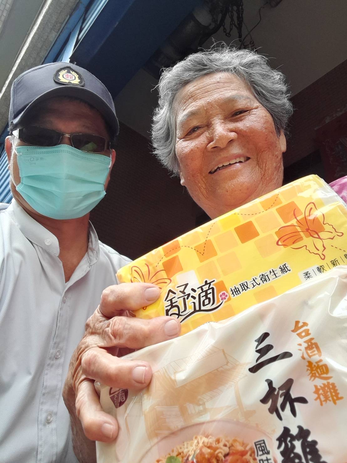 115年6月_端午送暖！臺南郵局攜手郵政協會 關懷獨居長者傳遞愛心