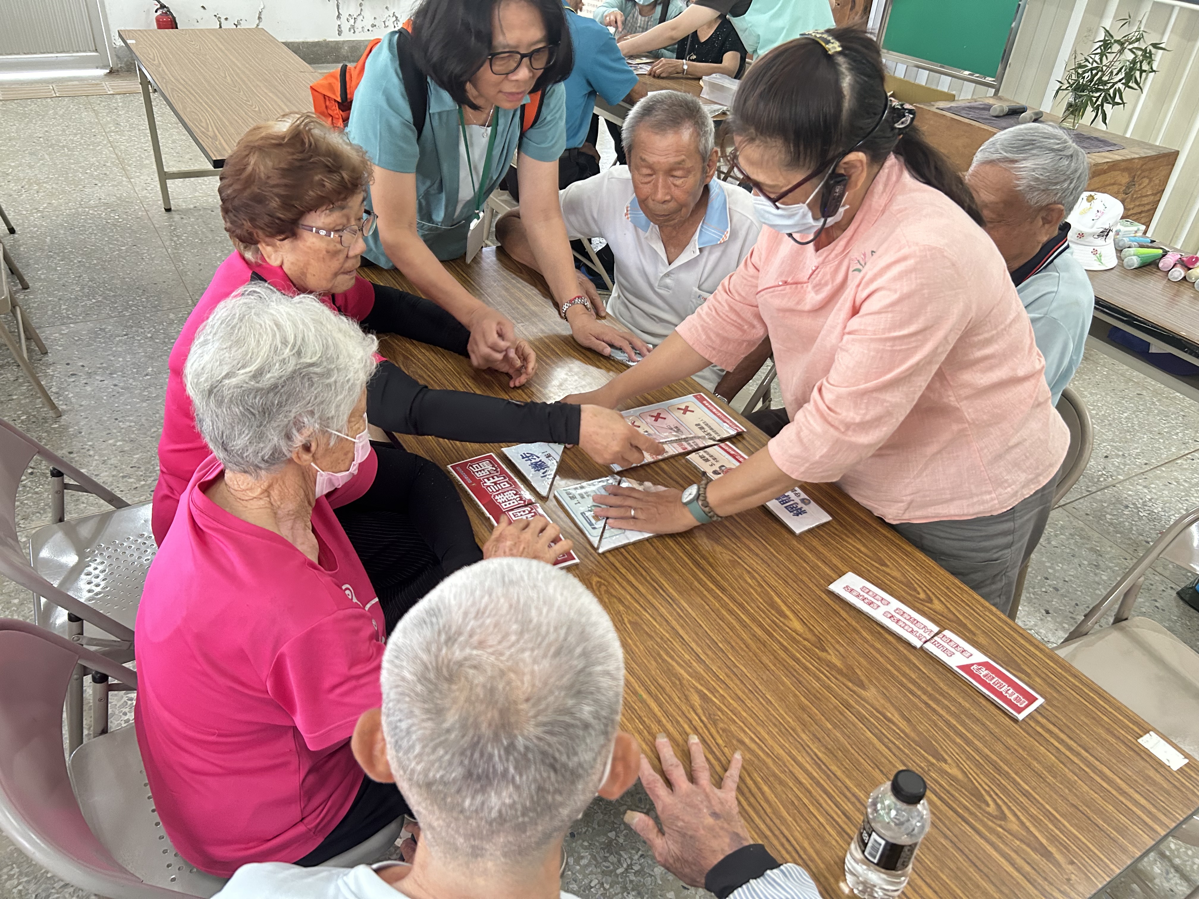 115年5月_農綠意龍崎「郵」愛相隨！臺南郵局攜手 社區關懷獨居長者守護荷包玩拓印