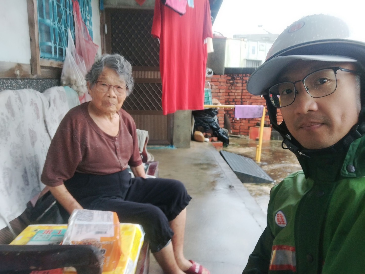 115年6月_端午送暖！臺南郵局攜手郵政協會 關懷獨居長者傳遞愛心