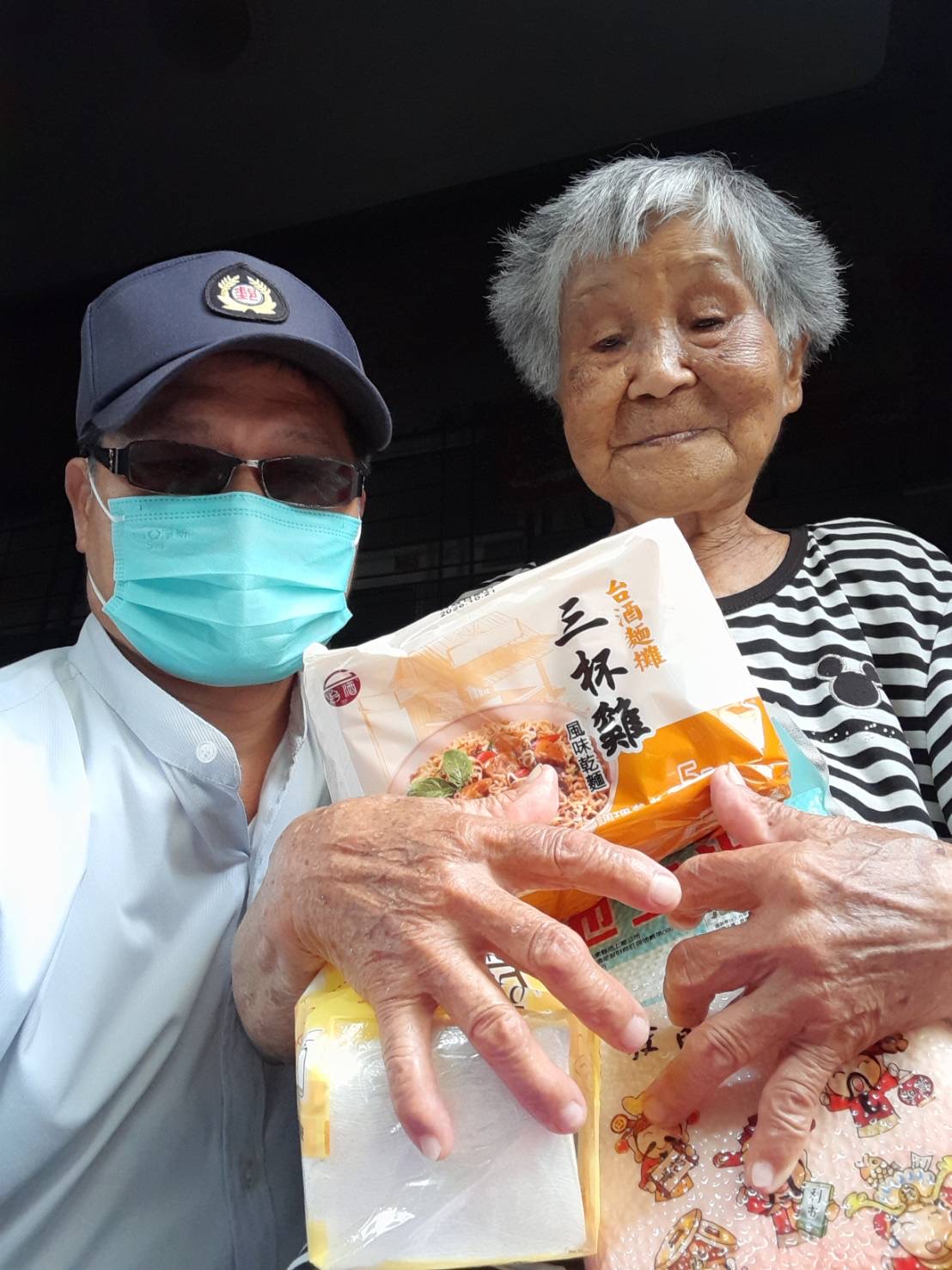 115年6月_端午送暖！臺南郵局攜手郵政協會 關懷獨居長者傳遞愛心