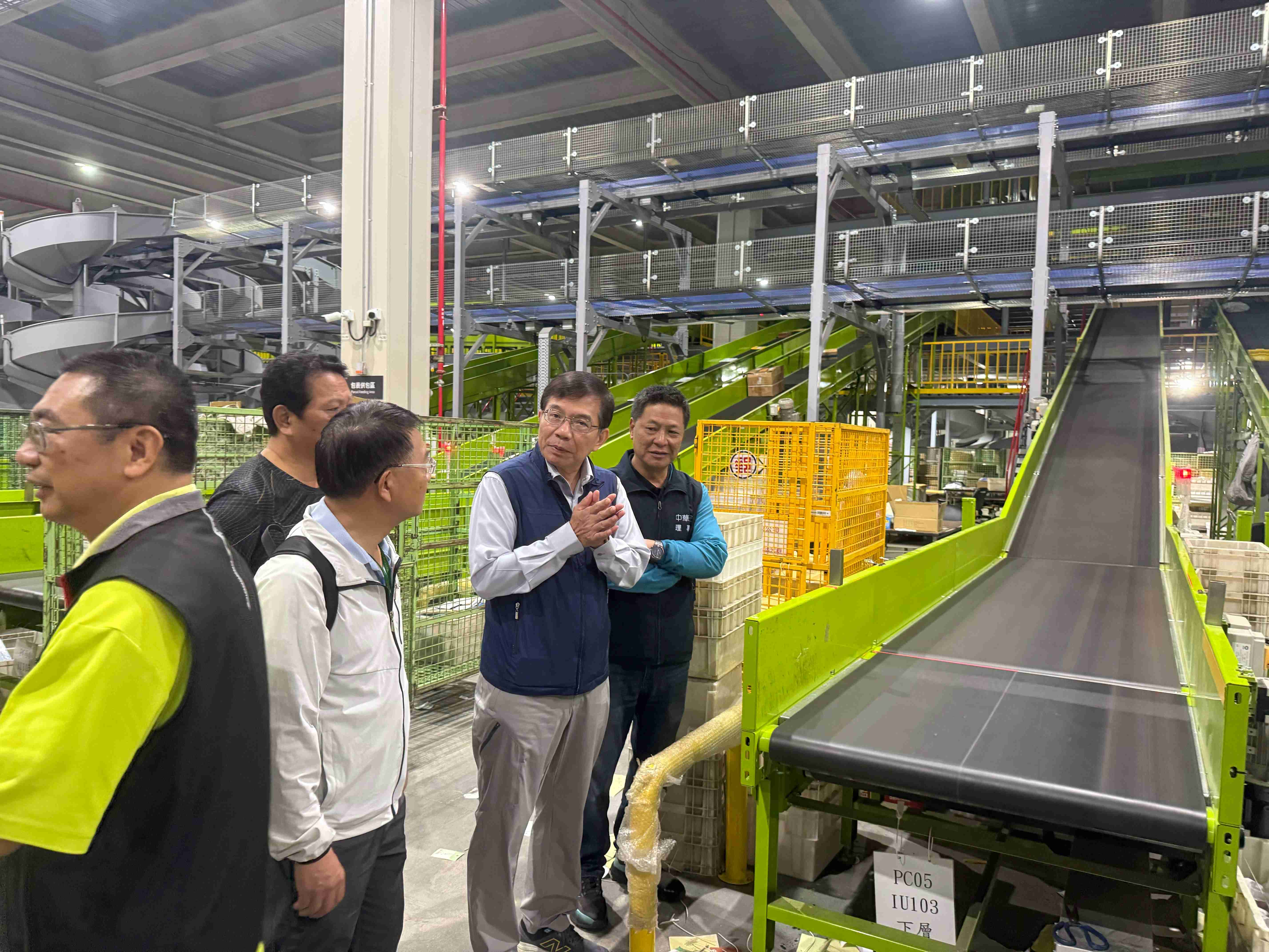 王國材董事長慰問物流園區同仁 作業中心預定本週逐漸步入正軌