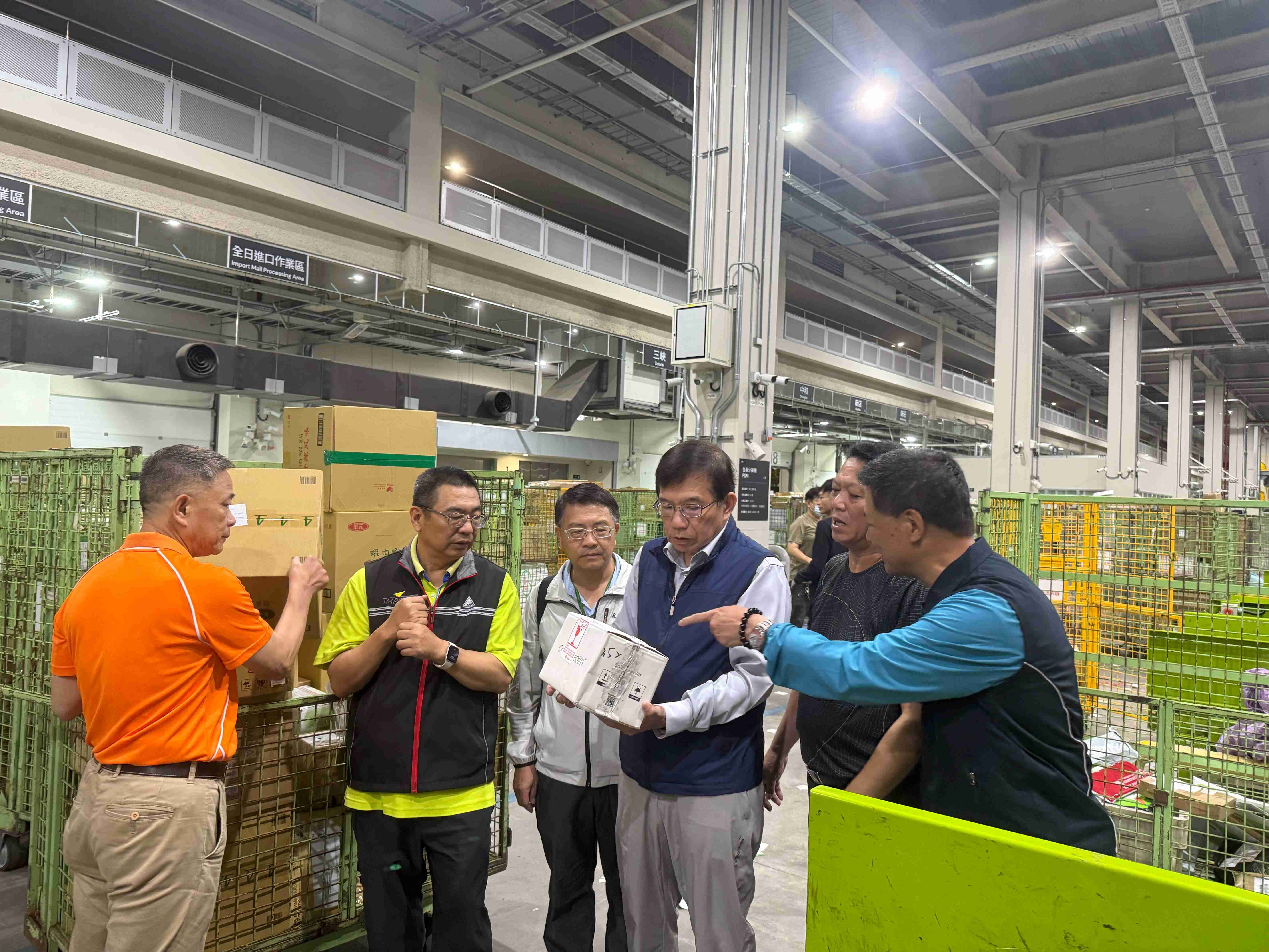 王國材董事長慰問物流園區同仁 作業中心預定本週逐漸步入正軌