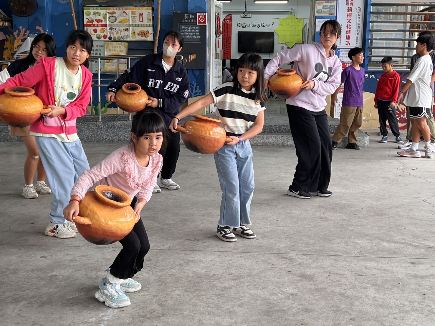 莿桐書屋小朋友在書屋前練習原住民舞-2