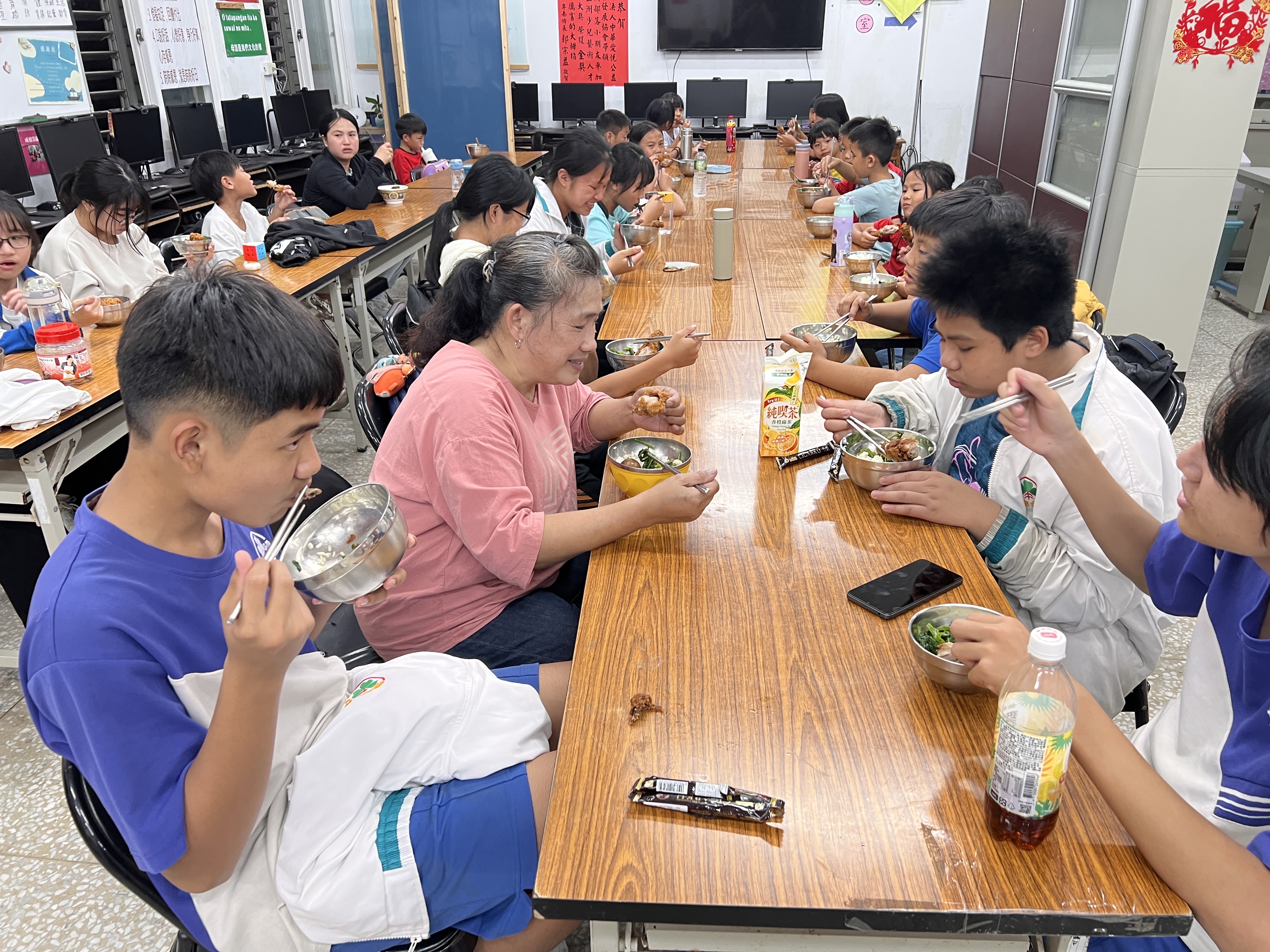 莿桐書屋孩子們下課後在書屋用餐