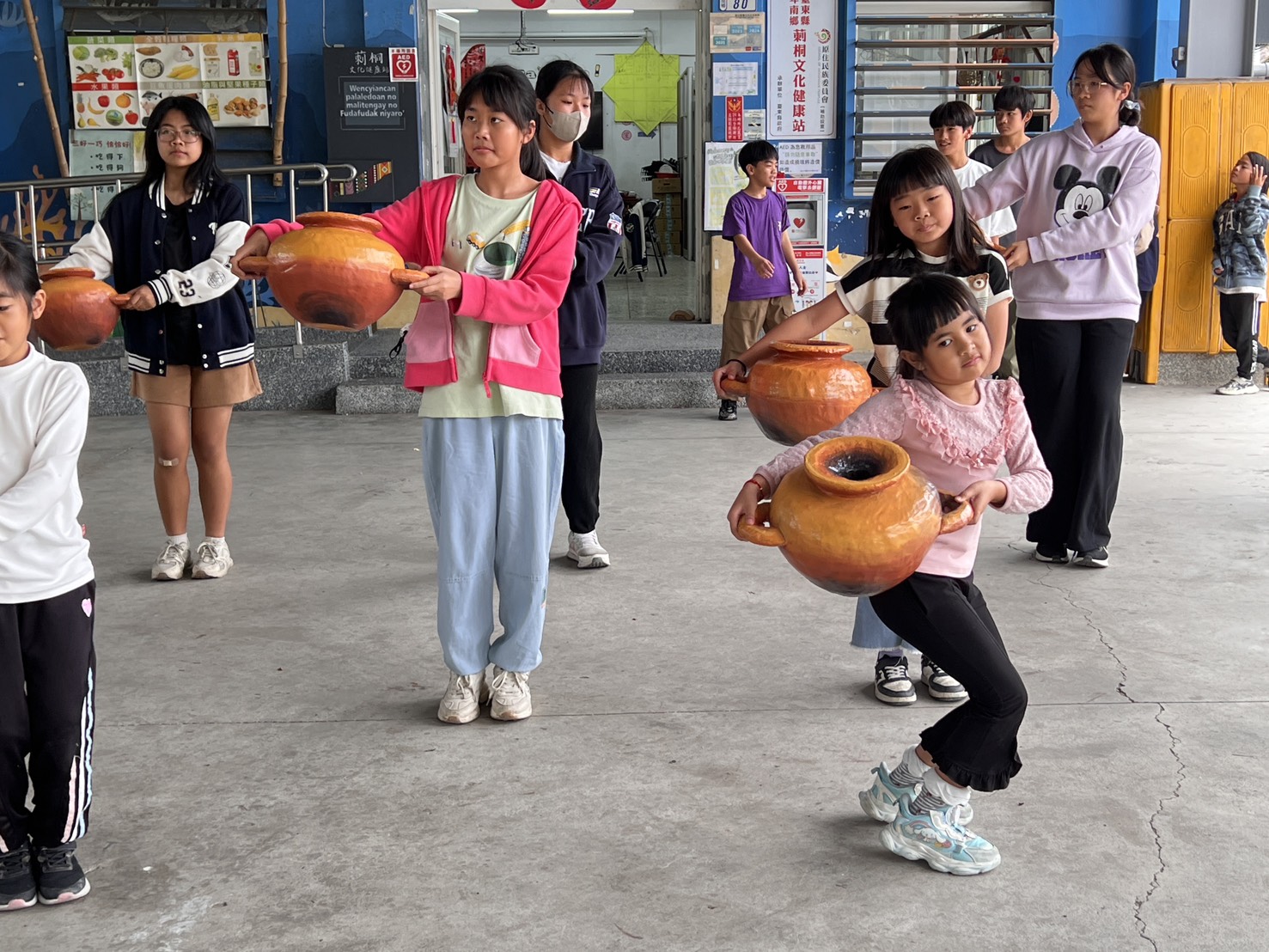 莿桐書屋小朋友在書屋前練習原住民舞-1