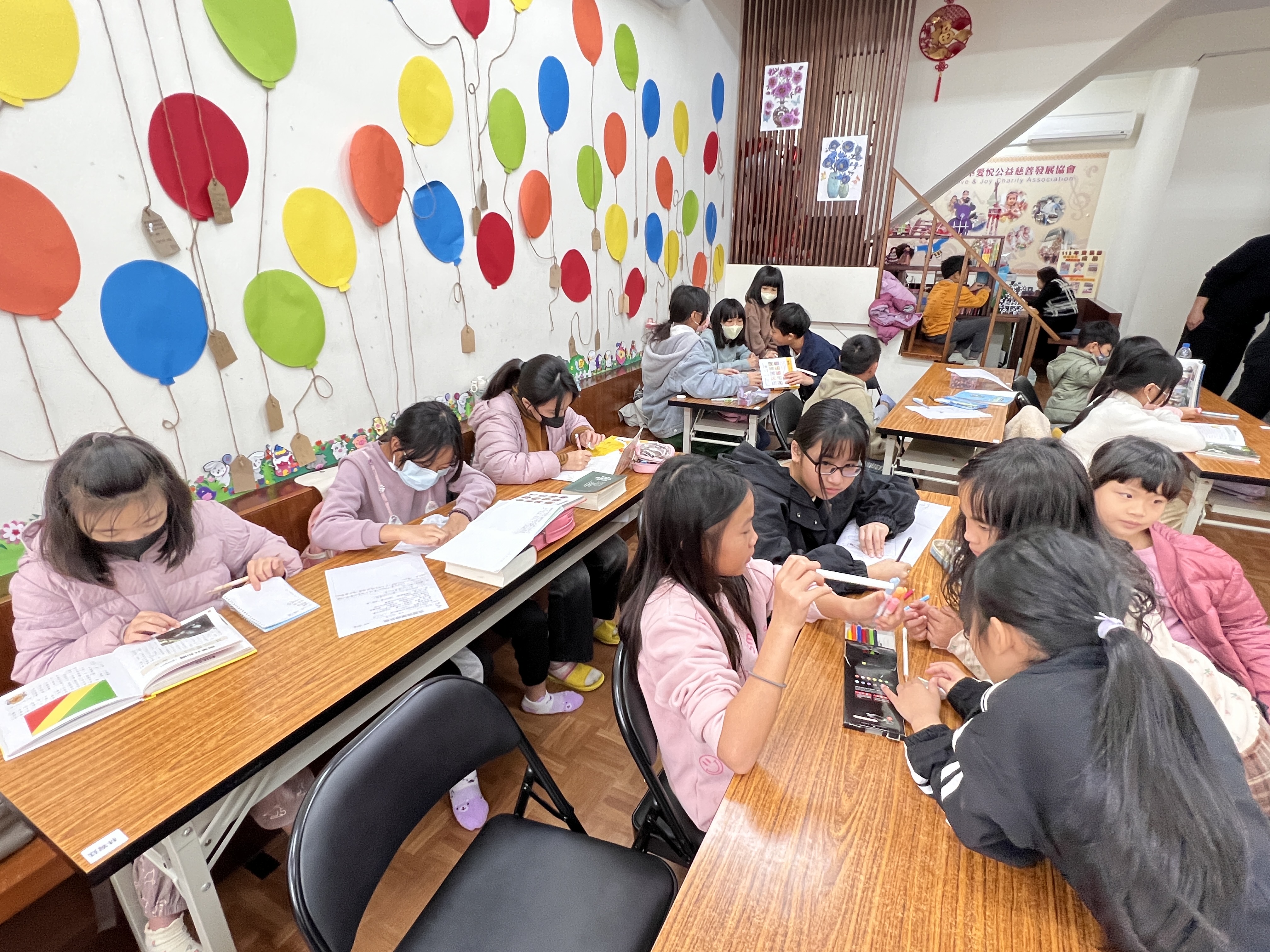 愛悅書屋學童在書屋寫功課