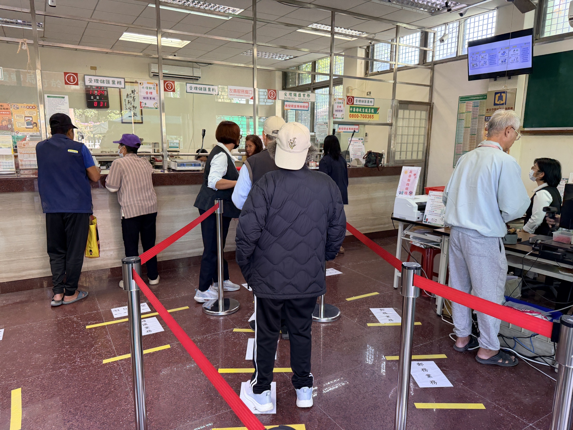 郵局臨櫃領現首日秩序良好 首週採分流提高效率