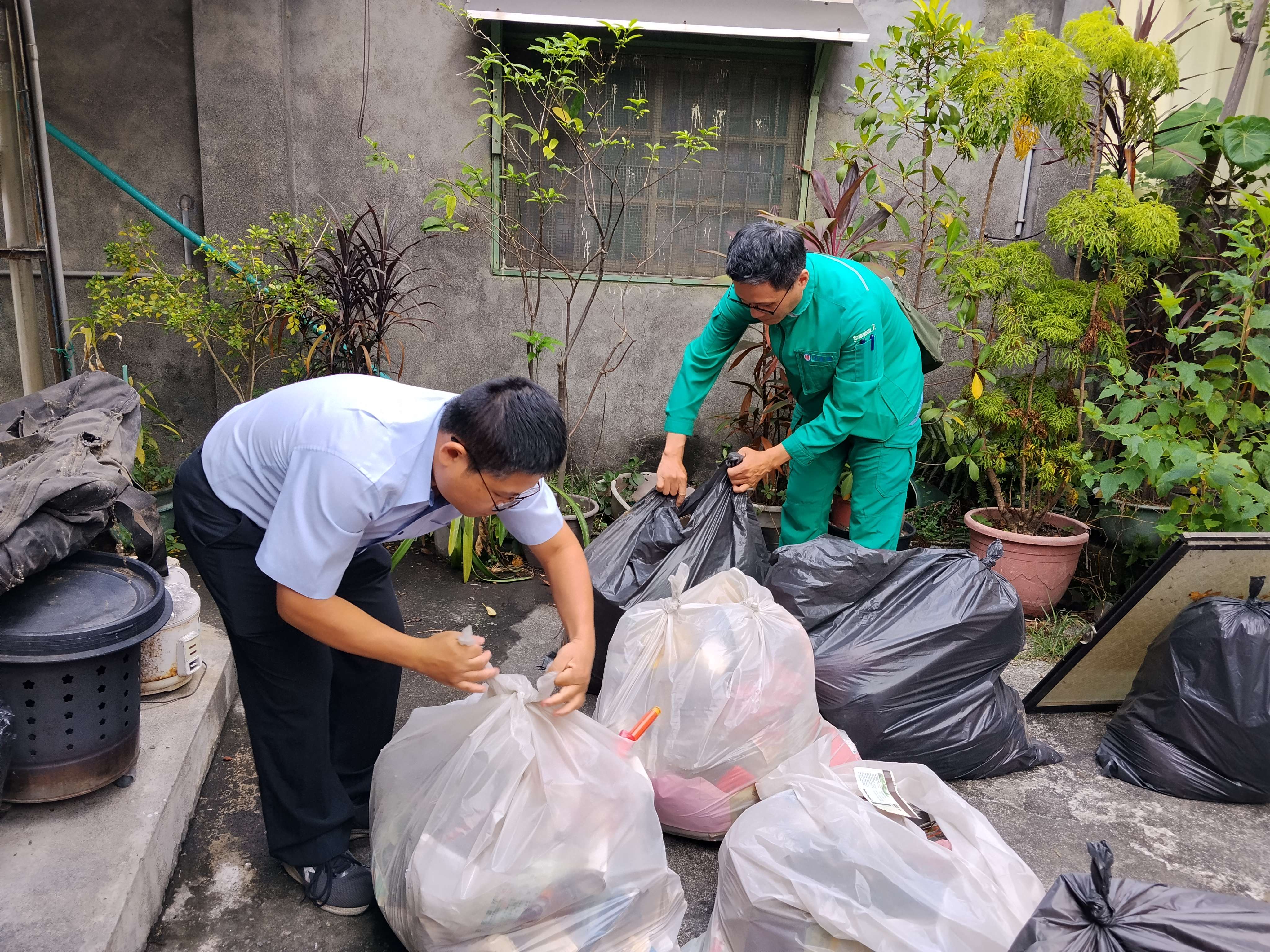 彰化郵局同仁熱心協助獨居長者改善居住環境