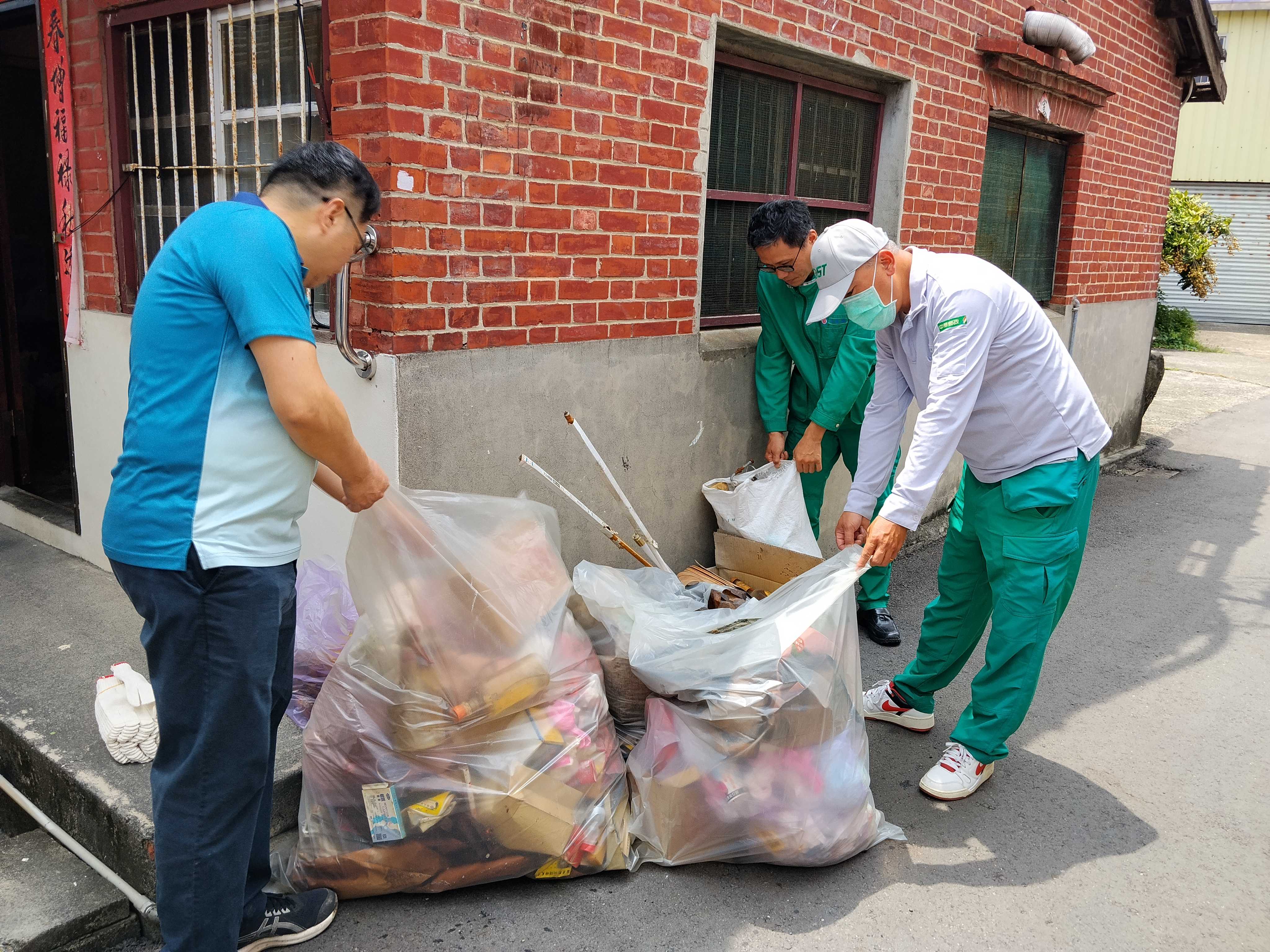 彰化郵局同仁熱心協助獨居長者改善居住環境