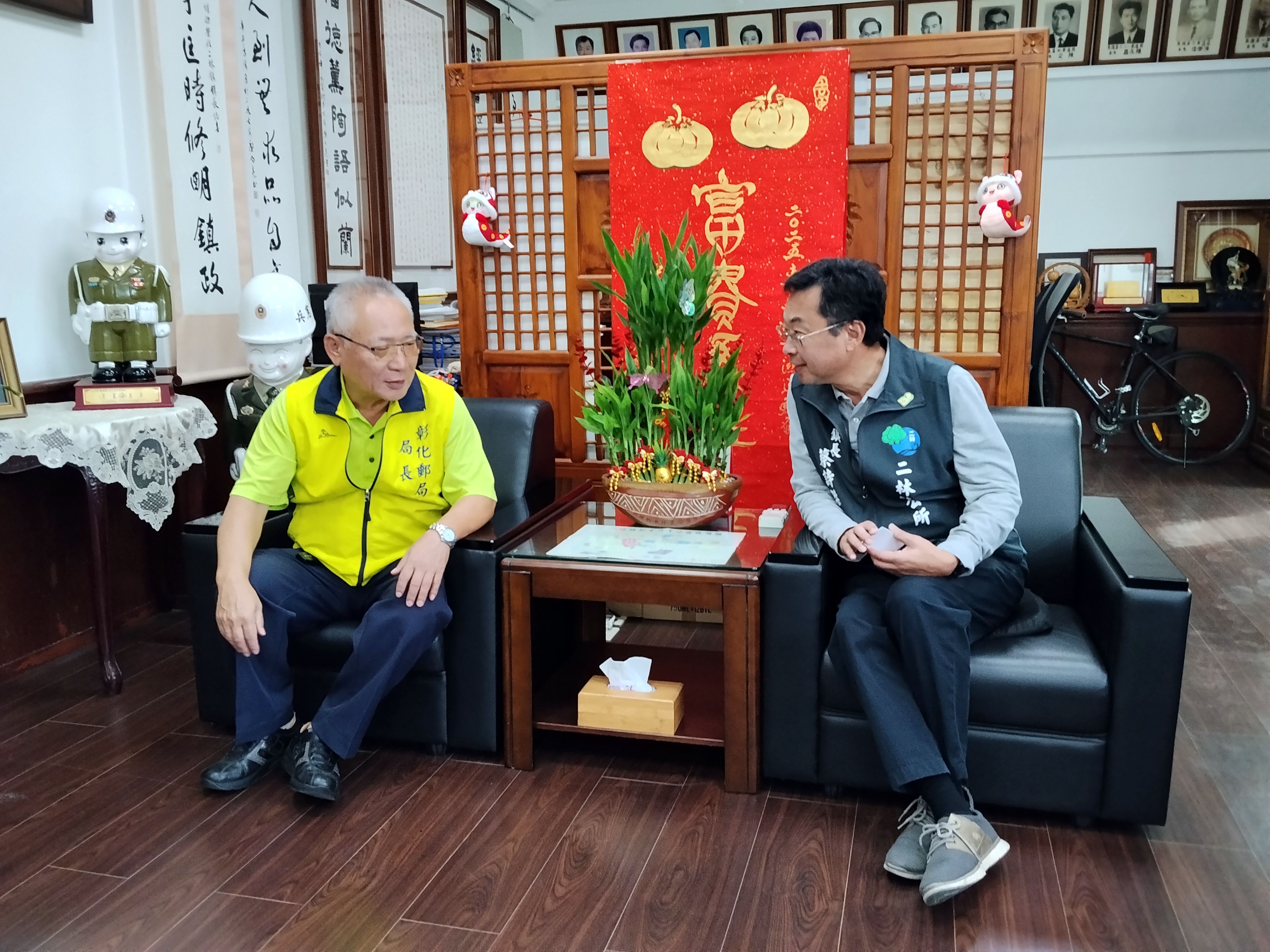 彰化郵局局長陳樂明率領郵務單位同仁前往二林鎮公所交流拜訪