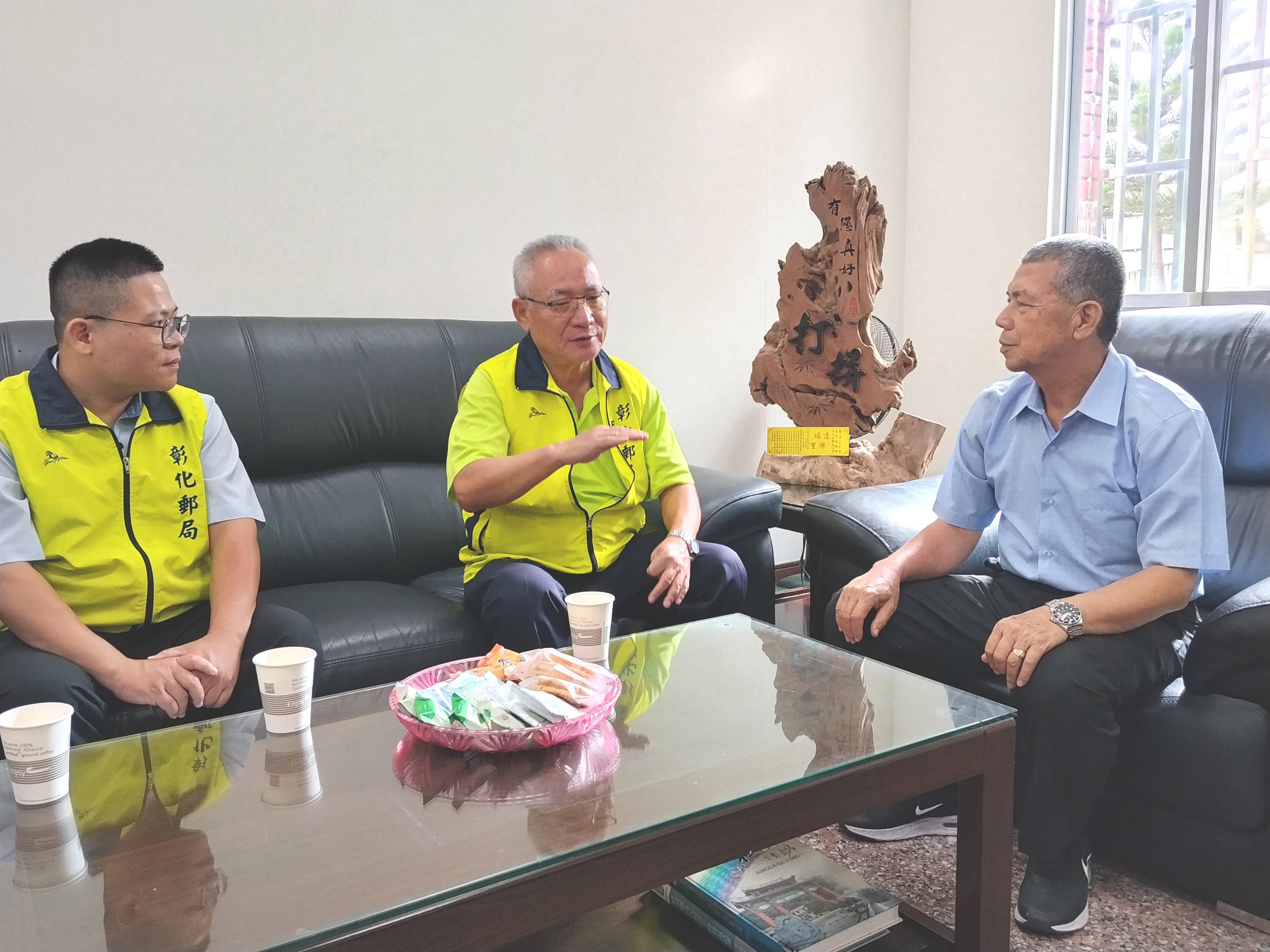 彰化郵局局長陳樂明率領郵務單位同仁前往社頭鄉公所交流拜訪