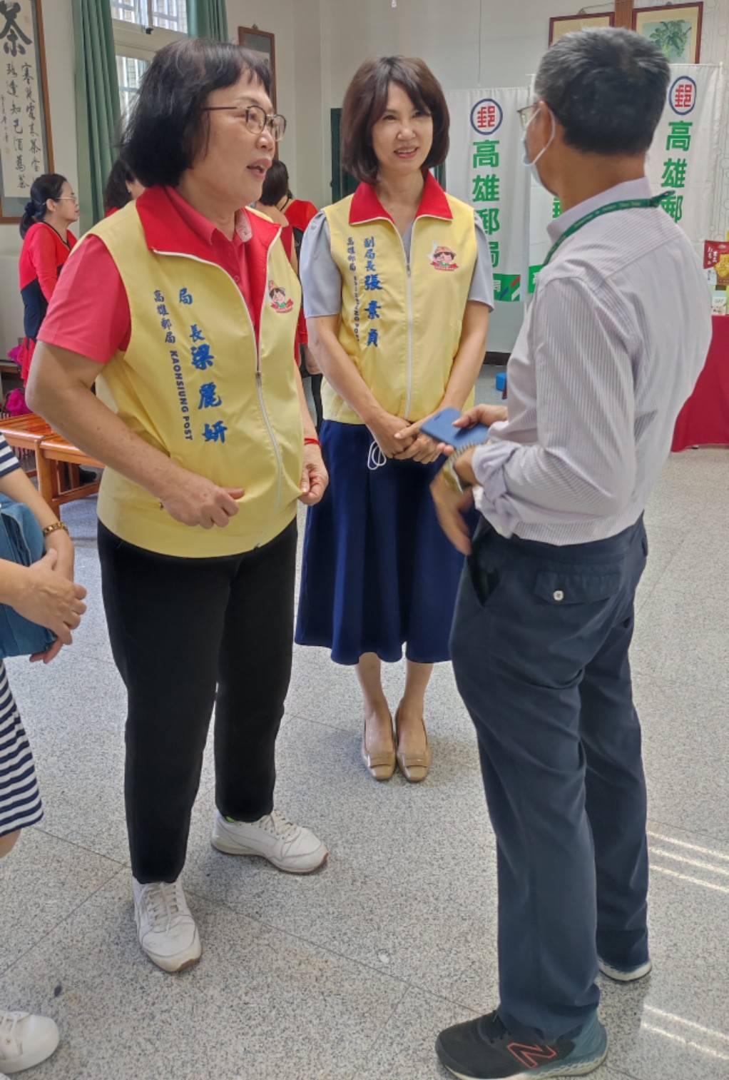 梁麗妍局長與張素貞副局長傾聽路竹區公所社會課同仁訴說長輩需要
