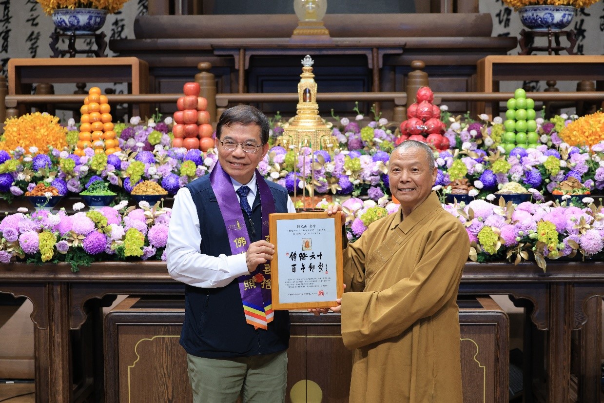 傳承人間佛教善美價值 中華郵政發行「傳燈六十．百年仰望郵票」